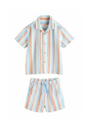 Súprava s krátkym rukávom na gombíky a elastickými šortkami v páse, s vertikálnymi oranžovými, svetlomodrými a bielymi pruhmi na textúrovanom materiáli.