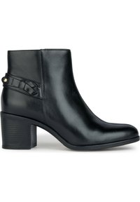 Bota de cuero negra hasta el tobillo con punta redondeada, tacón apilado y tira de acento trenzada que presenta un botón dorado en el lateral. Textura suave.