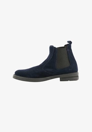 Stivaletti Chelsea in suede blu navy con pannelli laterali elastici, punta rotonda e suola in gomma nera. Presenta un tacchetto sul retro.
