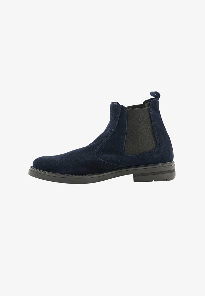 Stivaletti Chelsea in suede blu navy con pannelli laterali elastici, punta rotonda e suola in gomma nera. Presenta un tacchetto sul retro.