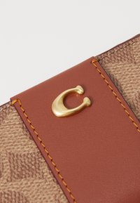 COACH ESSENTIAL SMALL ZIP AROUND CARD CASE IN SIGNATURE CANVAS - Lommebok - tan caramel
