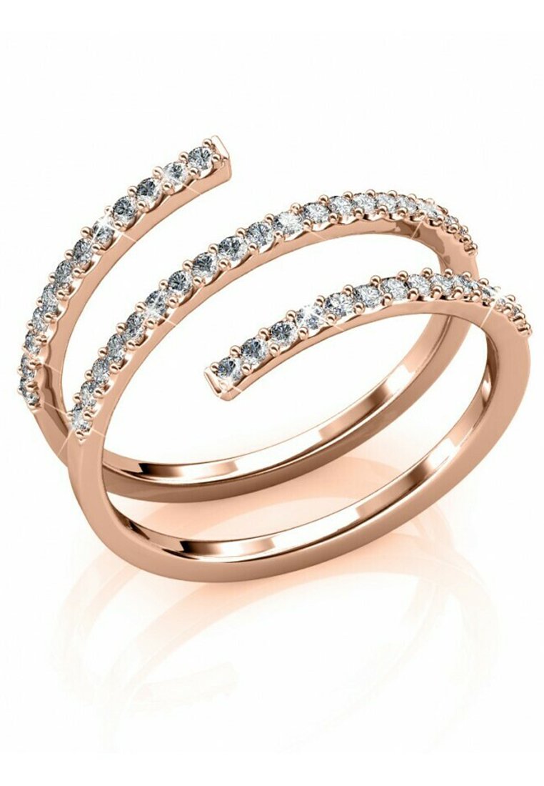Anello in oro rosa con due bande intrecciate, caratterizzato da una fila di pietre trasparenti lungo il bordo superiore, creando un design delicato e moderno.
