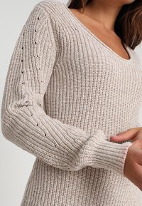 Abercrombie & Fitch Stickad klänning - beige