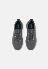 Grijze stof sneakers met een gestructureerde afwerking, een slank ontwerp, elastisch vetersysteem en een blauwe GEOX-label op de binnenzool.