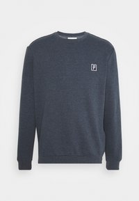 Felpa a maniche lunghe grigio scuro con collo rotondo e piccolo logo "P" ricamato in bianco sul lato sinistro del petto.