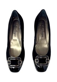 Décolleté in vernice nera con una texture lucida, punta affusolata e un accento decorativo di fibbia dorata sul davanti.