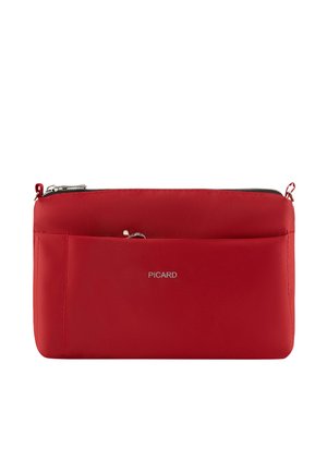 Rode rechthoekige clutch met voorvak, zilveren rits en klein zilver ringdetail, met merknaam Picard in witte letters.