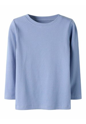 Lichtblauw, geribd, gebreid shirt met lange mouwen, ronde halslijn en rechte zoom, afgebeeld tegen een witte achtergrond.