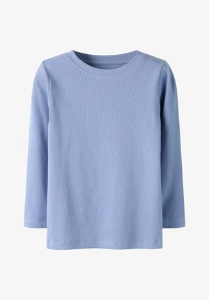 Svijetloplava, dugi rukav, pleteni rebrasti džemper s okruglim izrezom i ravnim rubom, prikazan na bijeloj pozadini.