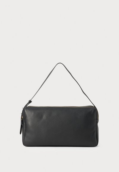 Bolso de mano de cuero negro con una forma rectangular delgada, cierre de cremallera y una sola correa para el hombro. Presenta una textura suave y un diseño minimalista.