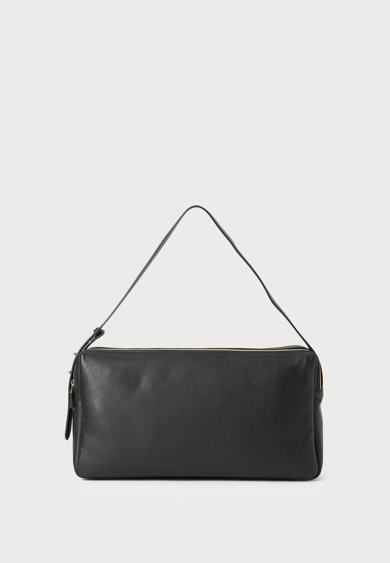 Borsa a tracolla nera in pelle con una forma rettangolare sottile, chiusura con zip e una sola tracolla. Presenta una superficie liscia e un design minimalista.