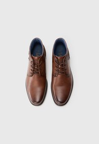 Bruine leren she footwear met een gladde textuur, ronde neus en vetersluiting. Het interieur heeft een blauwe accentvoering. Platte rubberen zool.