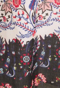 Blumenstoff mit einem bunten Muster in Rot, Blau, Schwarz und Weiß; komplexe Designs mit stilisierten Blumen und schwingenden Blättern.