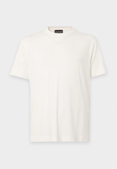 Απλό λευκό κοντομάνικο T-shirt με V-λαιμόκοψη και μικρό κεντημένο λογότυπο στην αριστερή πλευρά του στήθους.