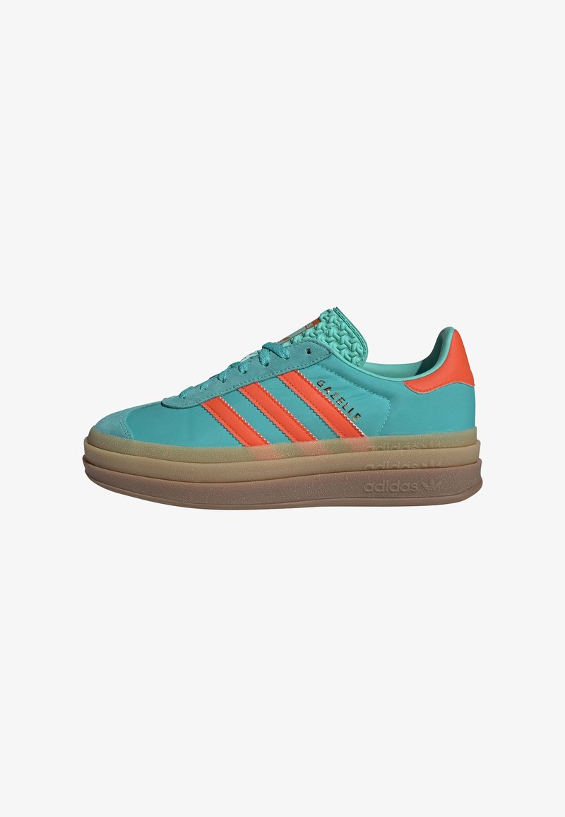 Chaussure de sport turquoise et orange avec trois bandes, col texturé et semelle épaisse translucide. Elle présente un dessus lisse et une semelle extérieure en caoutchouc.