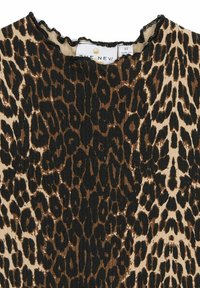 Tkanina z vzorom leoparda, ki vsebuje mešanico temno rjavih in črnih madežev na bež ozadju, z teksturirano površino in detajlom valovitega izreza.