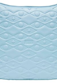 Sinine tekstuuriga padja, millel on lainelise mustriga ringid ja teemandid. Pehme materjal, millel on küljeääres reljeefne kaubamärgi nimi "FEQUS".