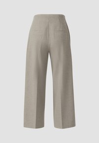 Licht beige wijde pantalon gemaakt van gestructureerde stof. Beschikt over twee achterzakken en een getailleerde tailleband met plooien voor extra structuur.