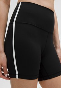 Schwarze Sportshorts mit hohem Bund, ausgestattet mit einem weißen Seitenstreifen, glatter Textur und dehnbarem Material.