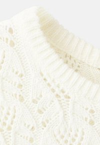 Strickpullover in Cremefarbe mit einem gerippten Ausschnitt, der filigrane Zopfmuster und eine strukturierte Oberfläche aufweist. Weiches, wolkenähnliches Aussehen.