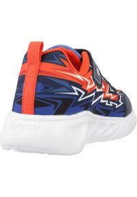 Zapatillas Geox con un patrón de zigzag en azul, negro y rojo, parte superior de textil con acentos en naranja y suela de goma blanca.