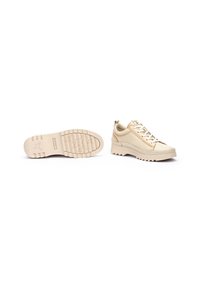 Sneakers beige con tomaia in pelle liscia, punta rotonda, lacci piatti, linguetta sul tallone e suola in gomma testurizzata con motivo a zigzag.