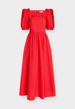 Piros midi ruha négyzet alakú kivágással, fodros rövid ujjal, testhez simuló felsőrésszel és gyűrt A-vonalú szoknyával, fehér háttéren bemutatva.