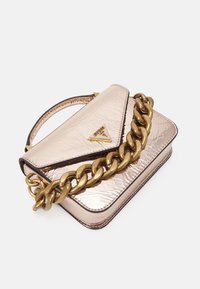 Borsa a tracolla in metallo color oro rosa con logo triangolare, caratterizzata da una finitura testurizzata, una patta piegata e una catena dorata spessa.