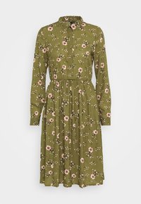 Groene bloemenjurk met lange mouwen, een knoopsluiting, elastische taille en een patroon van roze bloemen en kleine witte accenten.