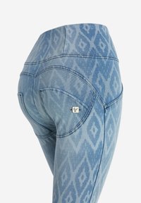 Freddy WR.UP® DENIM PUSH-UP - Skinny-Farkut - denblue aop ethnlaser blu s