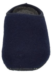 Ciabatta in felt blu navy con punta rotonda e suola in gomma nera. Fodera interna morbida con design senza cuciture e senza hardware visibile.