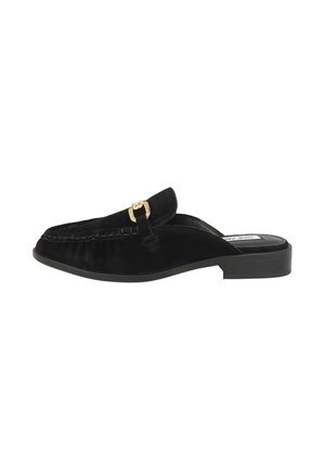 Schwarzer, rückfreier Wildleder-Loafer mit goldfarbener Schnalle und niedrigem Absatz, Seitenansicht vor weißem Hintergrund.