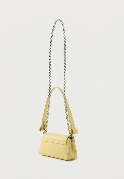 Μικρή κίτρινη τσάντα χειρός από λείο υλικό, με δομημένο σχήμα, αλυσίδα ιμάντα και κούμπωμα με στρογγυλεμένες άκρες.