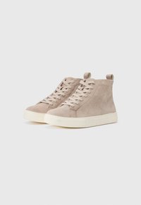Beige semskede høye sneakers med avrundet tå, flat hvit gummisåle, og matchende snørebånd, med en løfletape bak.