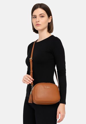 Borsa a tracolla in pelle color cuoio con forma arrotondata, accessori in tonalità oro e un tassello decorativo. Tracolla regolabile per versatilità.