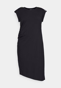 Černé šaty ke kolenům vyrobené z měkké látky, s krátkými rukávy, na bocích s nařasením a zdobné zlaté knoflíky na ramenou.