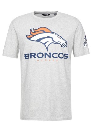 Jasnoszara koszulka z logo Denver Broncos przedstawiającym białą głowę konia z pomarańczową grzywą oraz napisem "BRONCOS DENVER" poniżej.