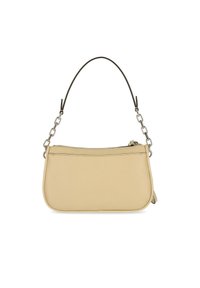 Borsa a mano in pelle gialla con texture liscia, forma curva e tracolla a catena. Presenta una chiusura con zip e un design minimalista.