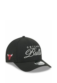 Schwarze Baseballmütze mit besticktem "Chicago Bulls"-Text in Weiß und einem roten Stier-Logo an der Seite. Aus Stoff gefertigt mit einem strukturierten Design.