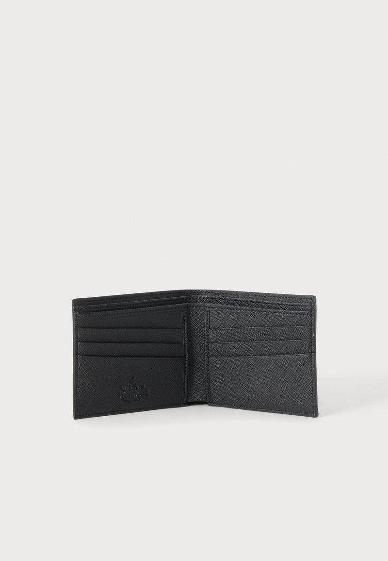Schwarze Leder-Bifold-Geldbörse offen, zeigt acht Kartenfächer und geprägt Logo innen.