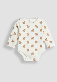 Weißer Baby-Body mit langen Ärmeln, der ein sich wiederholendes Muster aus braunen Tierillustrationen zeigt. Aus weichem Baumwollmaterial mit Druckknöpfen am Boden.