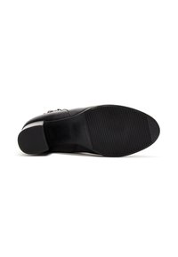 Stivale in pelle nera con suola in gomma texture, punta rotonda e design minimale. Include un branding discreto sul tallone.