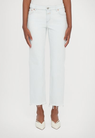 Világoskék, egyenes szabású farmernadrág, szakadt szegéllyel, denim anyagból készült, standard zsebekkel és rézszínű fém kiegészítőkkel.