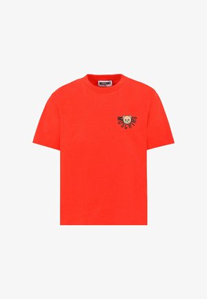 Rode katoenen t-shirt met een ronde hals. Heeft een kleine berenafbeelding op de linkerkant van de borst en een zwart "Moschino" tekstontwerp. Korte mouwen.