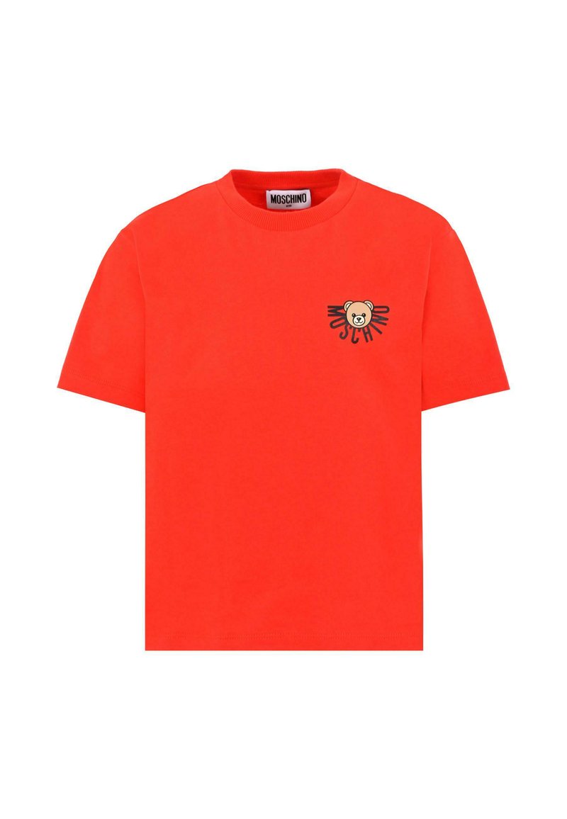 T-shirt en coton rouge avec un col rond. Présente un petit graphique d'ours sur la poitrine gauche et un design en texte noir "Moschino". Manches courtes.