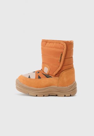 Oranje waterdichte winterlaars met een geweven bovenwerk, suede accenten en een tijgergezicht ontwerp op de teen. Geprofileerde rubberen zool voor grip.
