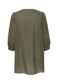 Långärmad tunika i olivgrön med texturerade, broderade spetsärmar. Lätt lös passform med rak nederkant och enkel rundad halsringning.