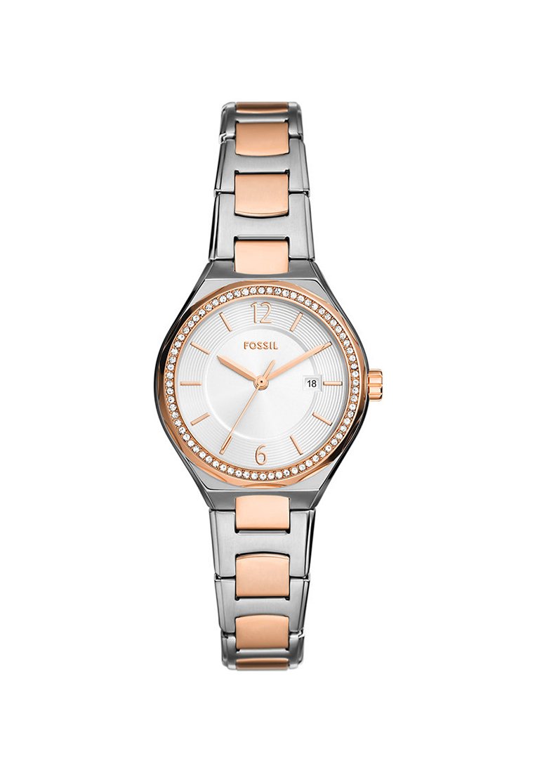 Orologio Fossil in argento e oro rosa con cassa rotonda, quadrante bianco, lunetta con cristalli e bracciale a maglie caratterizzato da colori metallici alternati.