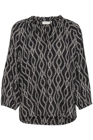 Zwarte blouse met een losse pasvorm, driekwart mouwen en een wit wijnpatroon. Ronde halslijn met geplooide accenten en een langere achterzoom.