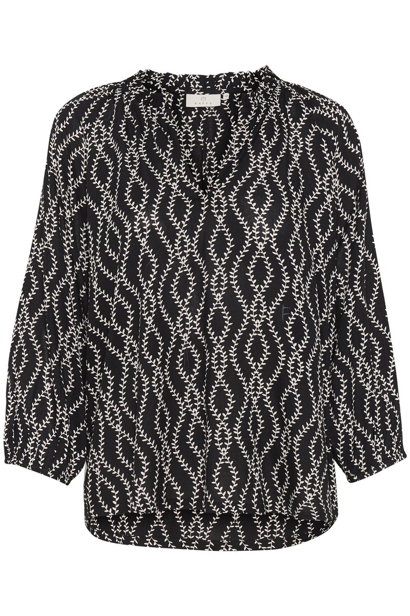 Blouse noire avec une coupe ample, des manches trois-quarts et un motif de vignes blanches. Encolure arrondie avec des accents froncés et un ourlet arrière plus long.